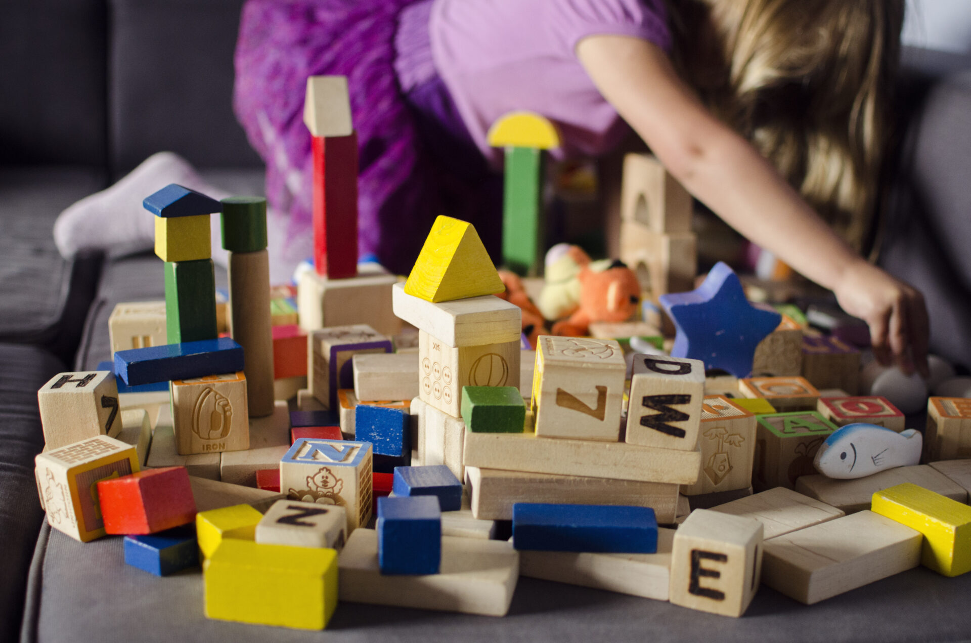 building-childhood-playing-castle-blocks-details-little-girl-playtime_t20_x6Borm